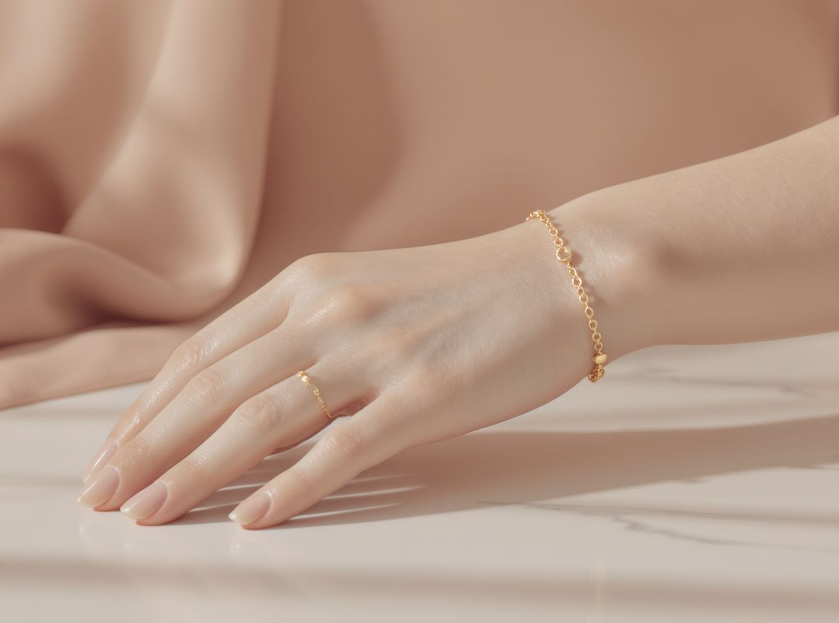 Az arany karkötők a siker és fény luxusát szimbolizálják.